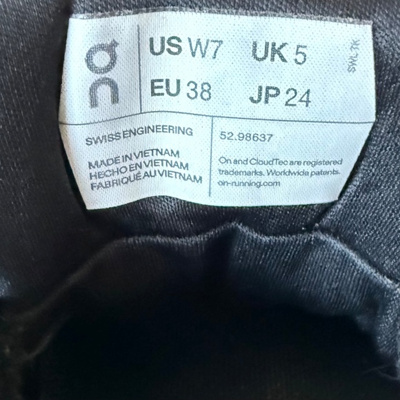 ON Women’s CLOUDRUNNER Black Waterprroof Running Shoe Size 7 - Picture 11 of 11
